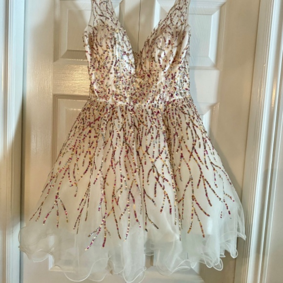 Beautiful Dave & Johnny Special Occasion Dress - Picture 3 of 5
